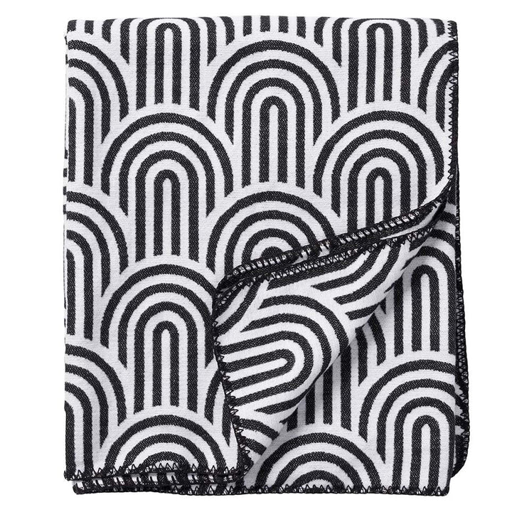 Manta Arcade blanco y negro de Klippan con diseño de arcos