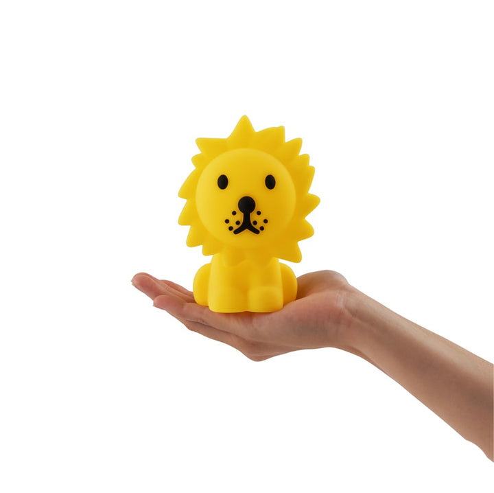 Lámpara mini Lion de Mr Maria en la palma de una mano