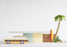 Cargar imagen en el visor de la galería, WOODIE &lt;br&gt; Auto de madera &lt;br&gt; Candylab
