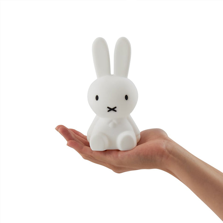 Lámpara mini Miffy de Mr Maria en la palma de una mano