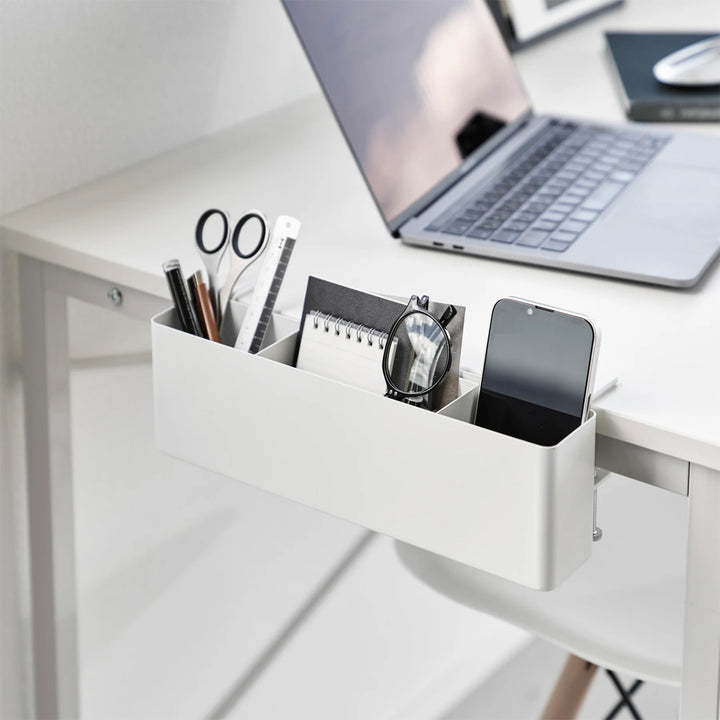 Organizador lateral slim blanco de Yamazaki en un escritorio