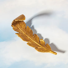 Cargar imagen en el visor de la galería, GOLD FEATHER &lt;br&gt; Gancho &lt;br&gt; Sass &amp; Belle
