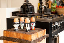 Cargar imagen en el visor de la galería, CARLOS &amp; MARISOL B/W &lt;br&gt; Set 2 copas para huevos &lt;br&gt; Kitsch Kitchen

